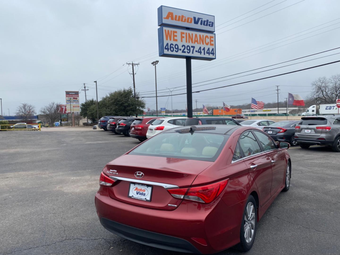 2014 RED Hyundai Sonata Limited Auto (5NPEC4AC5EH) with an 2.4L L4 DOHC 16V engine, 6-Speed Automatic transmission, located at 420 I-35E, Lancaster, TX, 75146, (469) 297-4144, 32.593929, -96.823685 - Photo#3